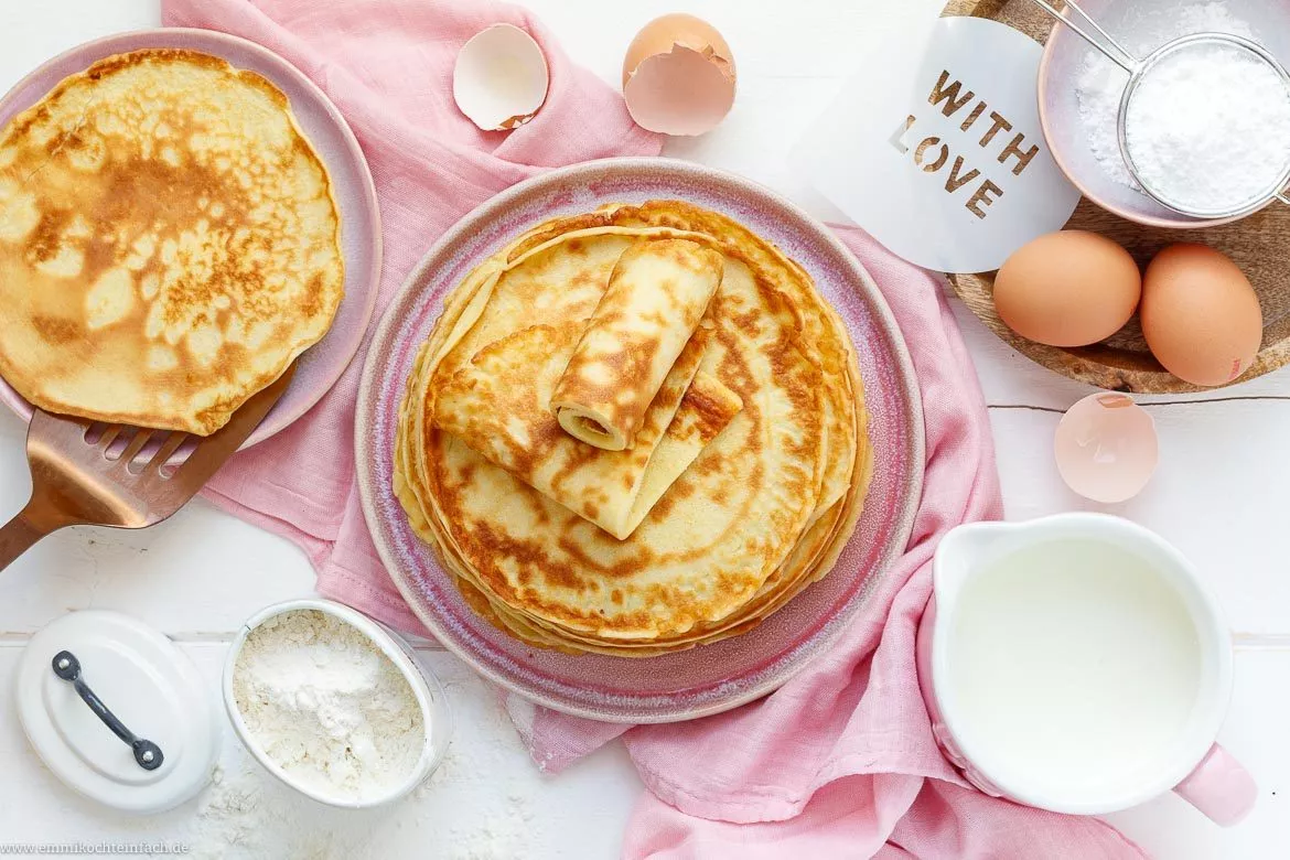 Gestapelte goldbraune Pfannkuchen auf einem Teller