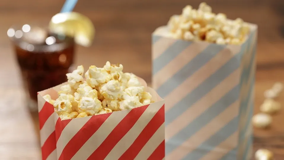 Süßes Popcorn in einer Schüssel